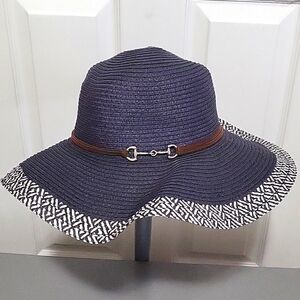 Floppy brim woven hat